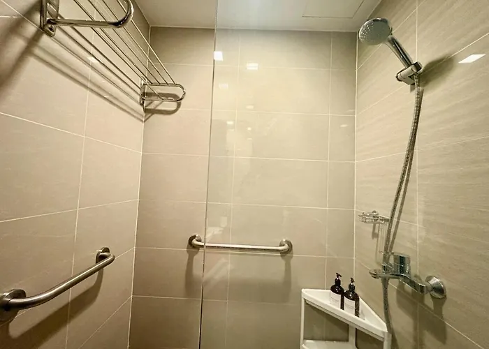 1br At Parksuites Tower 1 Beside Landers, Bgc Manila